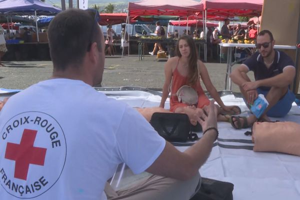 Initiation aux gestes qui sauvent avec la Croix-Rouge sur le marché forain de Saint-Paul.