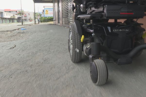 Difficile pour les personnes handicapées de se déplacer en toute sécurité, dans certains quartiers, comme ici à la Vallée du Tir, où les trottoirs ont été fortement endommagés depuis les émeutes de 2024.