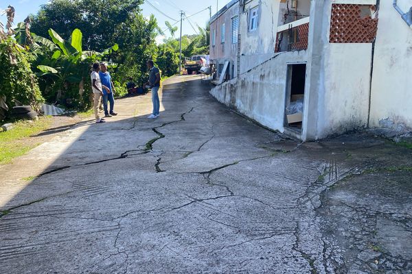 Maisons et rues  fissurées quartier  Beaufond  aux Trois-Îlets