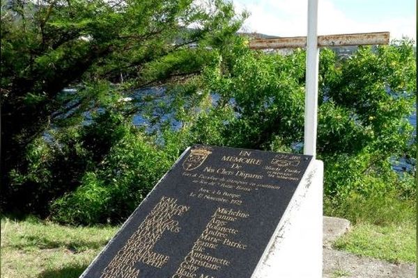 Stèle en la mémoire des victimes de l'accident de l'Anse à la barque à Vieux-Habitants le  17 novembre 1972