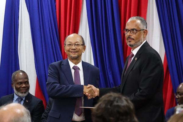 A droite, Didier Fils-Aimé, nouveau premier ministre par intérim d'Haïti, félicité par Leslie Voltaire, président intérimarie du CPT