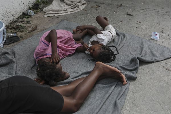 Des enfants dorment par terre dans une école, où les habitants du quartier de Nazon, déplacés par la violence des gangs, ont cherché refuge, à Port-au-Prince (Haïti) - 14/11/2024.