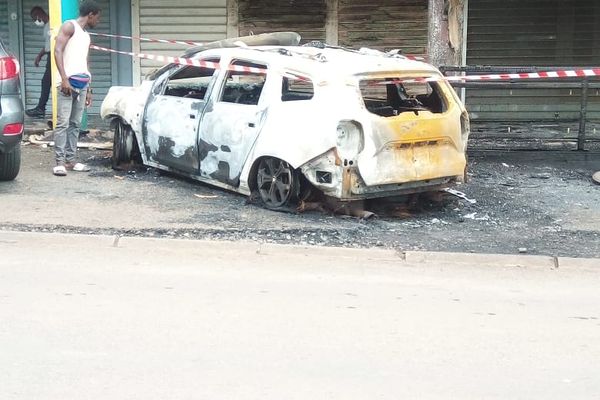 Un véhicule de police incendié à Mamoudzou