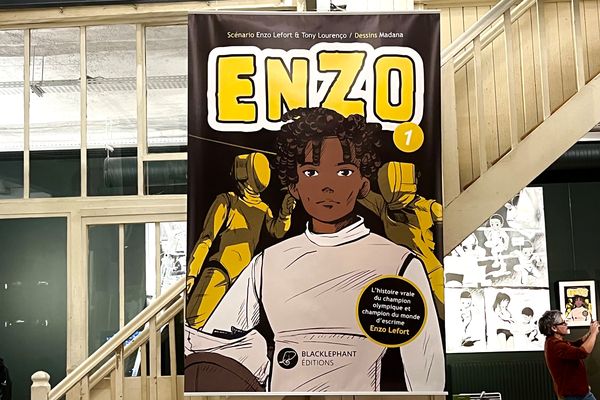 Présentation du manga "Enzo", co-écrit par l'escrimeur Enzo Lefort, à Paris, le 15 novembre 2022.