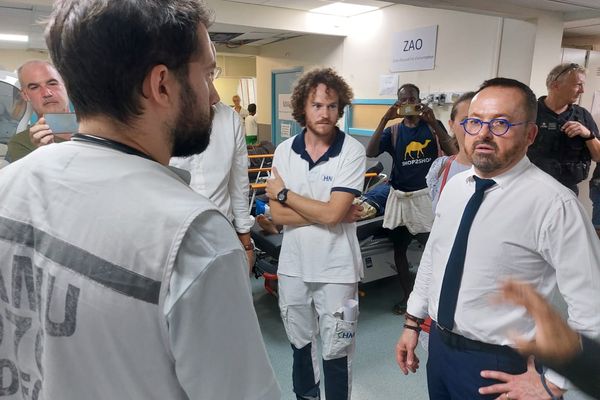 Le ministre de la Santé, Yannick Neuder, échange avec les soignants du CHM, en première ligne depuis le passage du cyclone Chido