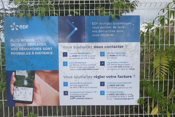 Affichage devant le siège d'EDF Archipel Guadeloupe, à Bergevin (Pointe-à-Pitre)