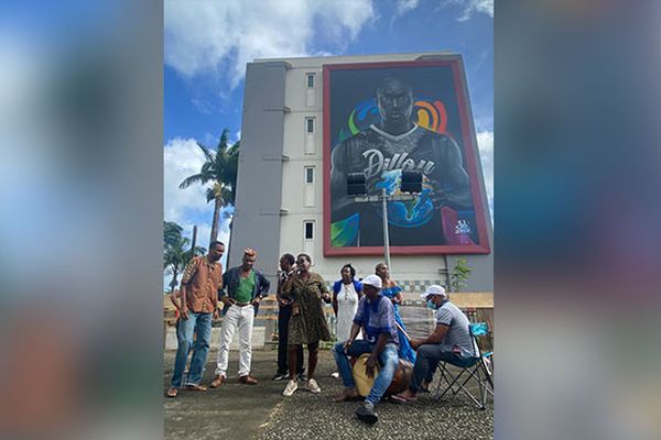 Artistes au pide d'une des fresques de la cité Dillon (Fort-de-France).