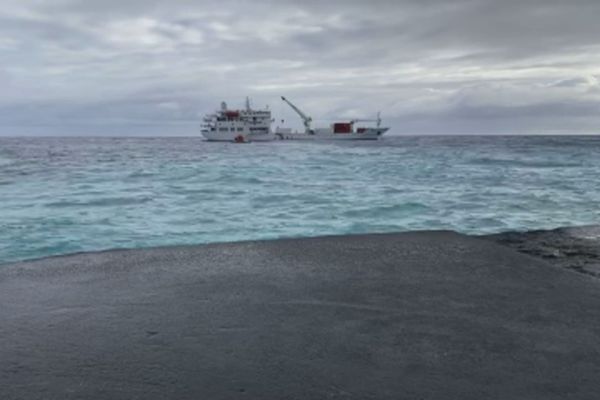 le Tuhaa pae en escale à Rurutu