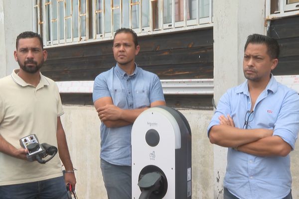 Véhicules électriques : des électriciens formés localement pour installer des bornes de recharge à la Réunion