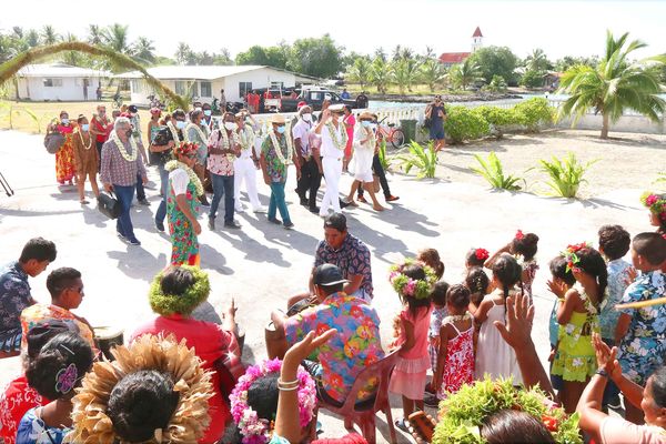 Le haut-commissaire et le président du Pays en tournée aux Tuamotu