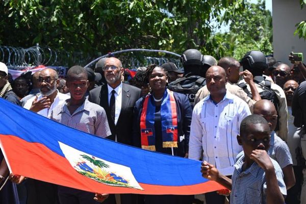 Ariel Henry, premier ministre par intérim, entouré par les forces de l'ordre, commémore la fête du drapeau à Cap-Haïtien