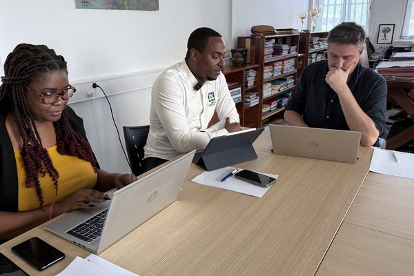 Manuel Jean-Baptiste entouré de cadres administratifs de la mairie lors d’une réunion de travail pour préparer les prochaines étapes du dialogue social.