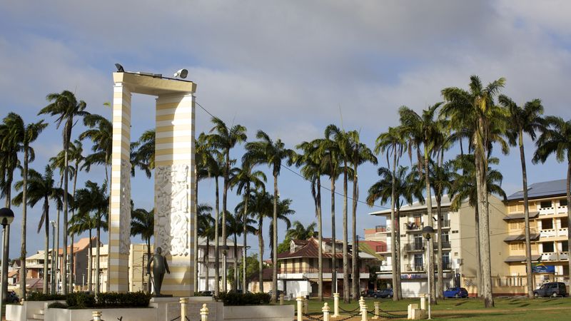 Statue de Félix Eboué, place des palmistes à Cayenne