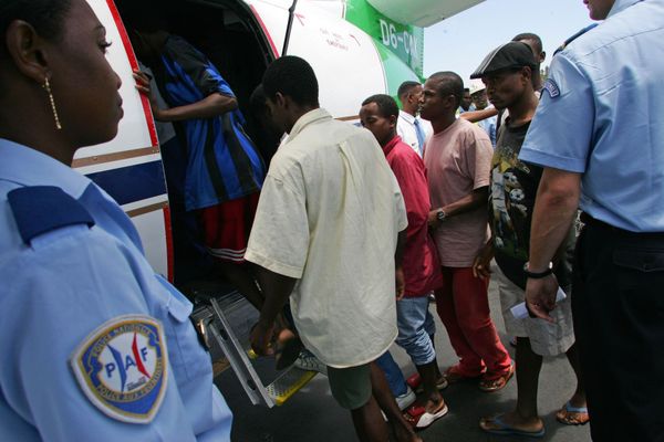 Des migrants comoriens sont renvoyés à Anjouan depuis l'aéroport de Pamandzi à Mayotte, en octobre 2005. 