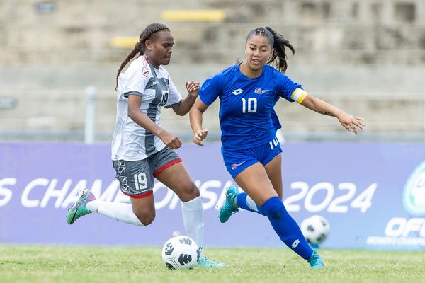 La Calédonienne Valerie Ngazo et la Samoane Lynn Aiono Sagiao, pendant leur demi-finale du championnat OFC pour les moins de seize ans, le 18 septembre 2024, à Fidji.