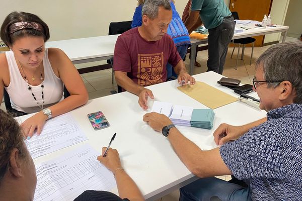 Dépouillement dans un bureau de la zone VKP, en province Nord.