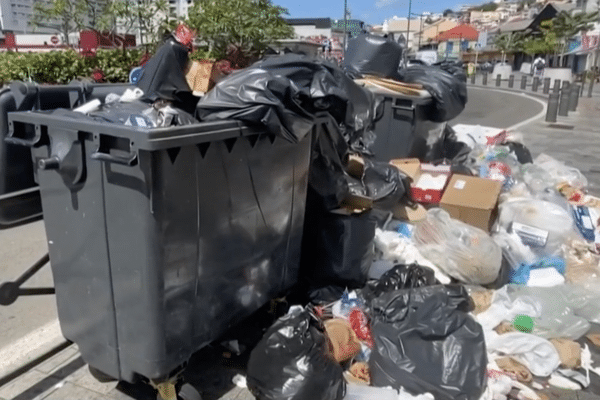 Les poubelles débordent à Fort-de-France.