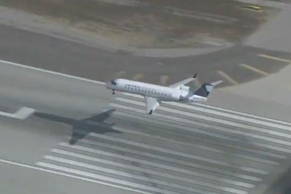 Atterrissage d'urgence à Lax