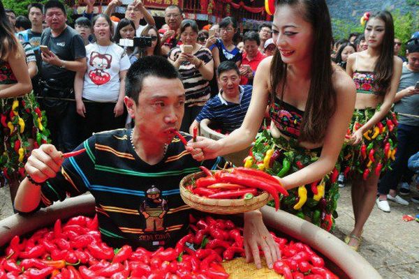 Il avale 47 piments et remporte le concours du mangeur de piments en Chine !