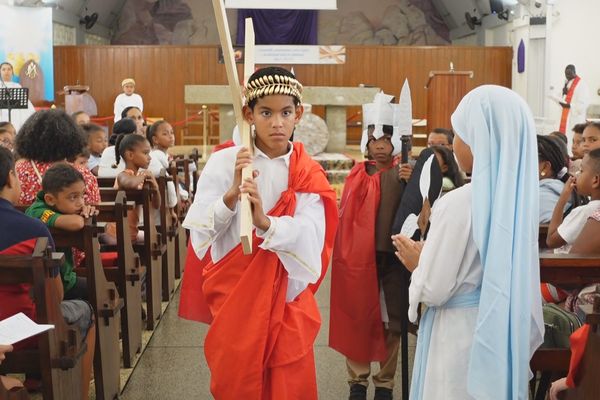 La Réunion célèbre le Vendredi Saint, les jeunes au cœur de la tradition du Chemin de croix.