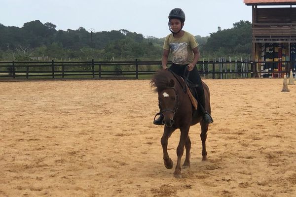 Samuel, 10 ans, a  remporté les jeux western en équipe avec sa maman Audrey.