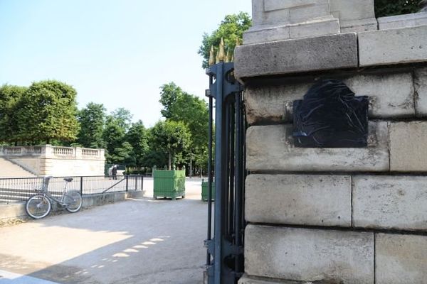 La plaque portant le nom d'Aimé Césaire, non encore dévoilée, est située sur le quai, à l'entrée du jardin des tuileries