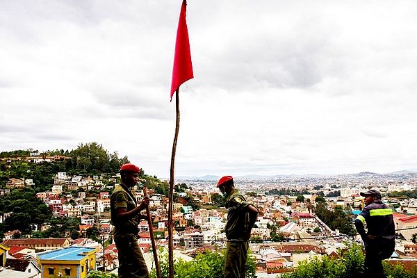 La capitale malgache a besoin d'eau. La sécheresse qui frappe le Sud et le centre de la Grande île n'épargne pas Antananarivo. Cependant, les responsables politiques, comme les citoyens, redoutent les conséquences de fortes pluies sur ces terres fragiles.