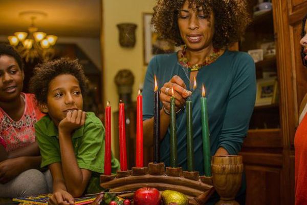 61cb2dc625fa6_des-bougies-kinaras-sont-allum-es-pour-c-l-brer-kwanzaa.jpg