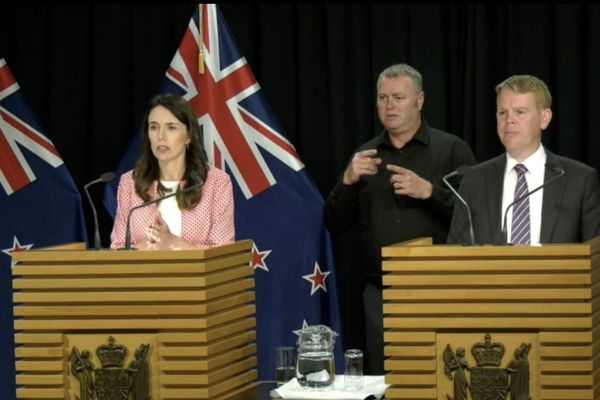 Jacinda Ardern et Chris Hipkins face à la presse, le mardi 26 janvier.