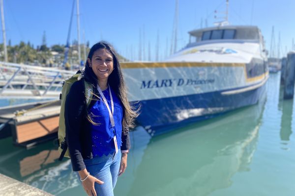 Tous les jours, Lindsey Guépy se rend à Nouméa avec les navettes maritimes, qui relient le Vallon-Dore à la baie de la Moselle.