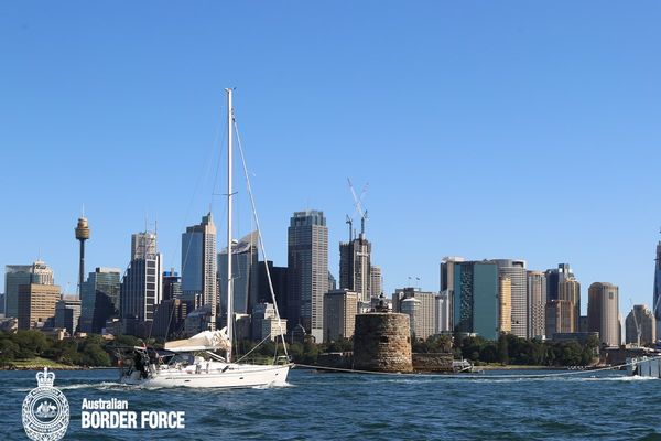 Le La Fayette remorqué dans la baie de Sydney après son arraisonnement en avril 2020