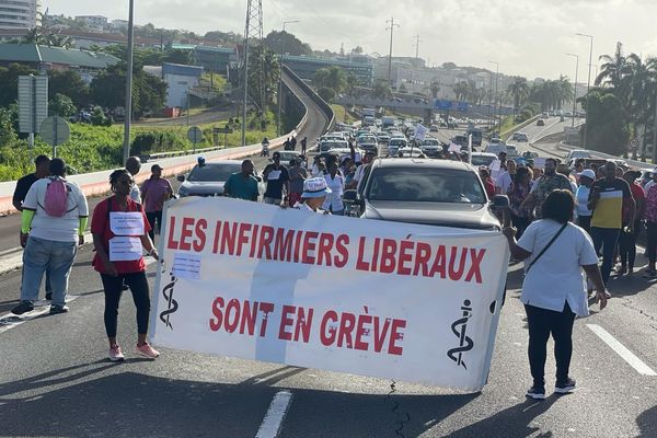 Manifestation de 24h des infirmiers et infirmères libéraux de Martinique le 26 février 2024, au départ du centre commercial d'Acajou au Lamentin, en direction de l'Agence Régionale de la Santé (ARS) pour faire entendre leurs revendications.