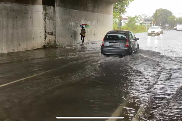 La chaussée est inondée sous le pont de l'échangeur de la Cressonière, à Saint-André