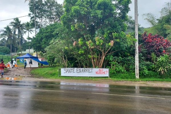 Banderole devant le dispensaire de Poindimié.