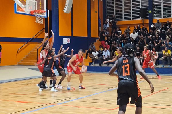 Les filles de l'Éclair (en rouge) doivent gommer leurs erreurs pour espérer disputer un 5e match.