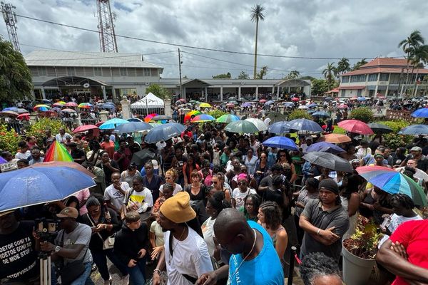 La foule de manifstants massée devant la sous-préfecture à Saint-Laurent le 9 avril après le meurtre d'Hélène Tarcy-Cétout