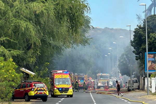 Suite à un incendie, la Chaussée royale et sa parallèle la rue Saint-Louis, à Saint-Paul sont fermés à la circulation.