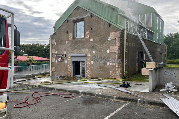 Vendredi 3 janvier, les bureaux de la SIC, la bouquinerie du Nord et un cabinet de psychologie sont en feu à Koné.