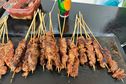 Les brochettes de viande ont la cote au salon du tourisme