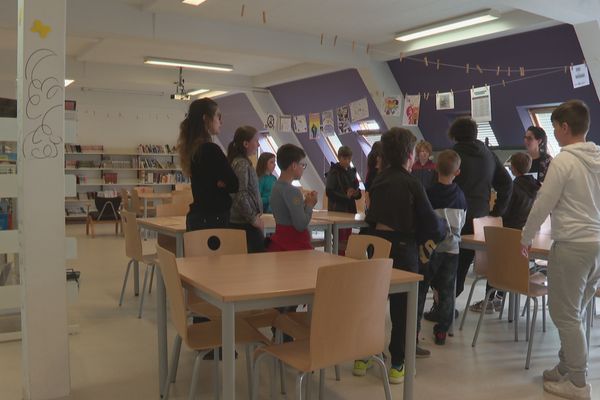 Les élèves de CM2 découvrent le centre de documentation et d'information du lycée Emile Letournel. Des futurs collégiens qui feront leur rentrée scolaire dans l'établissement en septembre 2021.