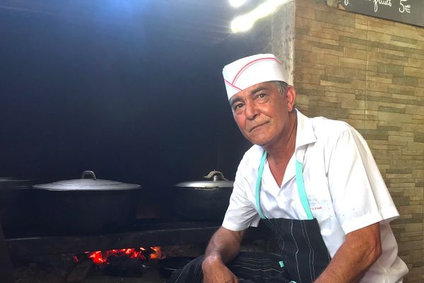 C'est derrière son feu de bois que Ti Fred se sent le mieux. Pour le Petit-Ilois, la cuisine est une affaire de coeur.  