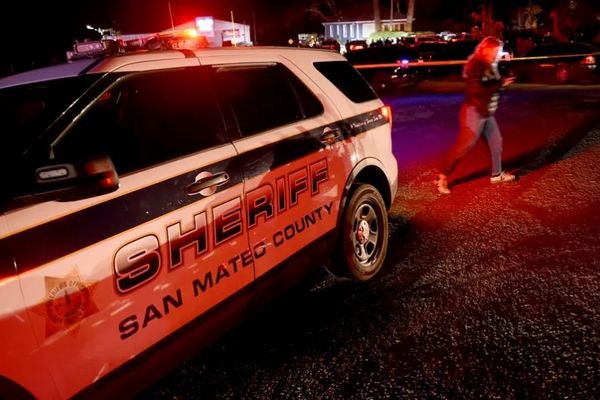 La voiture du shérif de San Mateo (Californie), le 23 janvier 2023, après une fusillade.