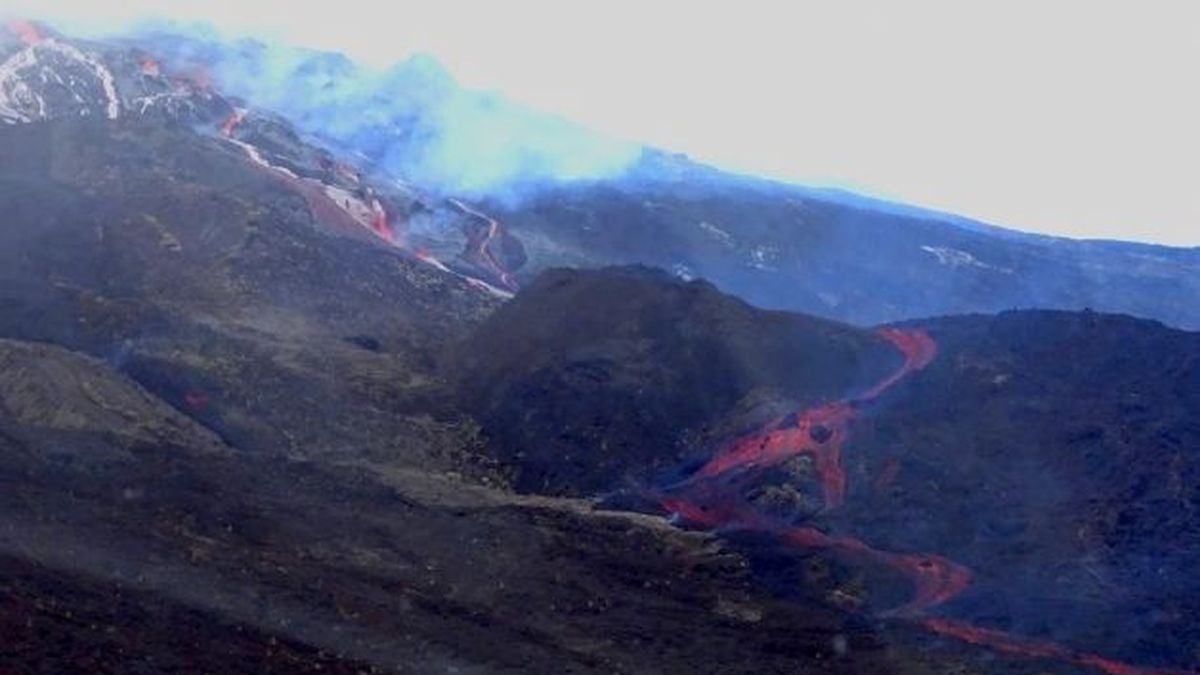 Piton De La Fournaise L Eruption Se Poursuit Derriere Les Nuages Reunio