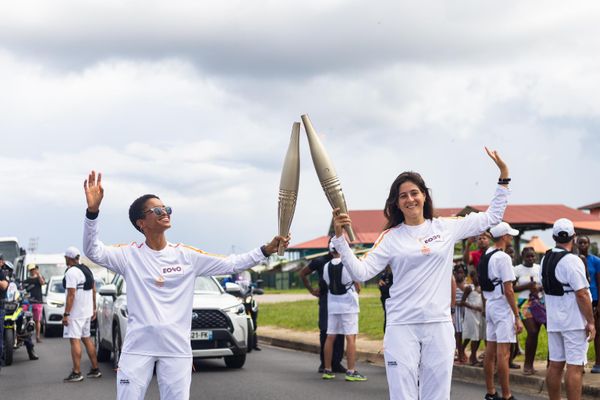 Passage de relais de la flamme olympique entre Noemi Fano et Laurence Elot à Kourou.