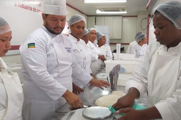 Une Formation En Boulangerie Patisserie Dispensee Dans Un Camion Venu Du Br