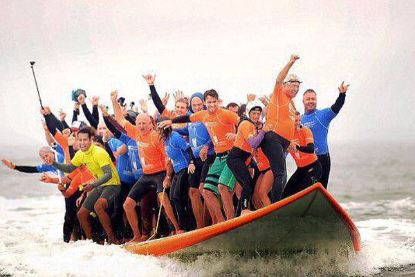 66 surfeurs sur une même planche battent le record du Monde