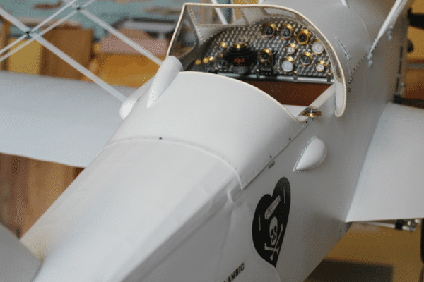 Un cockpit réalisé avec une extrême minutie. On distingue aussi la tête de mort sur le flanc de l'avion, ainsi que l'inscription "Alambic".