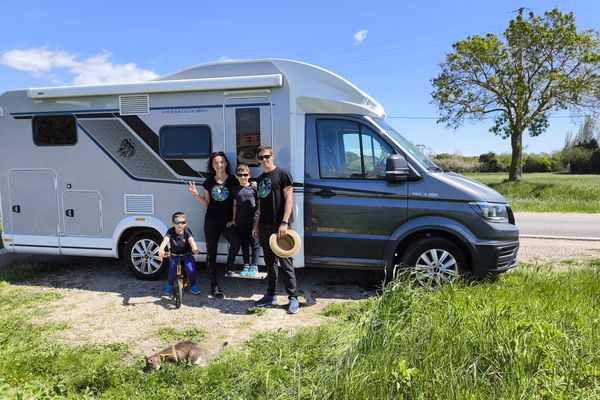 C'est à bord de ce camping-car que Maxence, Julie, Mathéo, Morgan et Kinder ont décidé de visiter les douze pays d'Europe pendant plus d'un an.