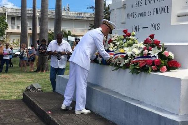 Dépôt de gerbe du préfet Philippe Gustin aux soldats morts pour la France