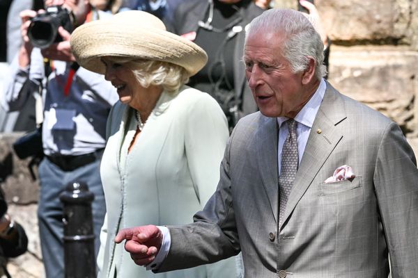 Le roi Charles III et la reine Camilla de Grande-Bretagne arrivent pour assister à un service du dimanche matin à l’église anglicane Saint Thomas à Sydney, le 20 octobre 2024, au cours de leur visite royale de six jours à Sydney et Canberra.